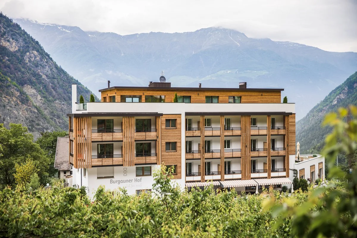 Hotel Burgaunerhof – Außenansicht mit Bergpanorama